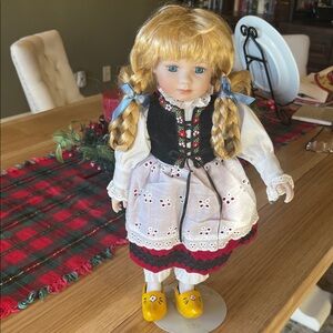 Geppeddo Porcelain Dolls of the World Dutch Girl